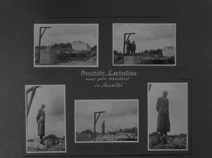 Kolaż pięciu czarno-białych zdjęć przedstawia publiczną egzekucję przez powieszenie. Na każdym zdjęciu widoczna jest szubienica, na której stoi lub wisi osoba, a w tle widać kilku gapiów i pojazdy.