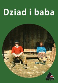 Mężczyzna i kobieta siedzą przed rustykalnym drewnianym budynkiem. Mężczyzna nosi kapelusz, czerwony sweter i brązowe spodnie; kobieta nosi chustę na głowę, niebieską koszulę i wzorzystą spódnicę. Tło jest zielone z tekstem Dziad i baba.