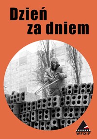 Pomarańczowy plakat z tytułem Dzień za Dzień przedstawia czarno-białe zdjęcie osoby pracującej z cegłami i materiałami budowlanymi, z budynkami i drzewami w tle. Logo WFDIF pojawia się na dole.
