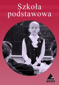 Czarno-białe zdjęcie młodej dziewczyny stojącej przed tablicą w klasie, zwróconej w stronę aparatu, z innymi dziećmi siedzącymi przed nią. Tło stanowi czerwony gradient z polskim tekstem Szkoła podstawowa.