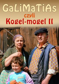 Plakat do filmu Galimatias czyli Kogel-mogel II, przedstawiający kobietę, mężczyznę w czapce i kamizelce oraz uśmiechnięte dziecko, stojących razem przed drewnianym budynkiem.