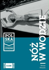Czarno-biały obraz przedstawiający mężczyznę leżącego na łódce w kąpielówkach, z napisem Nóż w wodzie i napisami końcowymi filmu w języku polskim po prawej stronie, m.in. Polska Klasyka i Roman Polański.