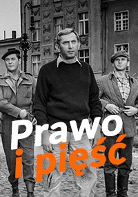 Trzech mężczyzn stoi na brukowanym placu przed zabytkowymi budynkami; mężczyzna w środku wygląda poważnie. Obraz jest czarno-biały z polskim tytułem Prawo i pięść nałożonym pogrubionymi literami.