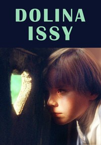 Dziecko o brązowych włosach patrzy przez dziurę w drewnianej ścianie, oświetlonej delikatnym światłem, nad którą widnieje napis DOLINA ISSY dużymi zielonymi literami.