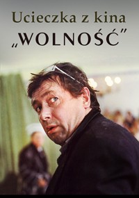 Mężczyzna z potarganymi włosami i okularami na głowie spogląda przez ramię z zaniepokojonym wyrazem twarzy. Tekst powyżej brzmi Ucieczka z kina Wolność po polsku. Tło jest rozmyte.