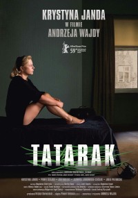 Kobieta w czerni siedzi na łóżku w ciemnym pokoju, patrząc przez okno. Tekst brzmi: KRYSTYNA JANDA w filmie ANDRZEJA WAJDY i TATARAK. Pokazane są loga i napisy końcowe festiwali filmowych.