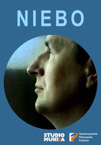 Zbliżenie profilu twarzy mężczyzny umieszczonego w okrągłej ramce na niebieskim tle, ze słowem NIEBO u góry i dwoma logotypami u dołu.