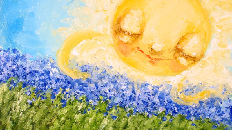 Fantazyjny obraz uśmiechniętego słońca z zamkniętymi oczami świecącego nad polem niebieskich i fioletowych kwiatów z zieloną trawą pod jasnoniebieskim niebem. Styl artystyczny jest kolorowy i teksturowany.
