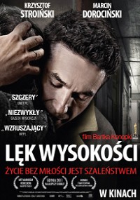 Plakat filmowy do filmu Lęk Wysokości przedstawia dwóch mężczyzn w objęciach, jeden z zamkniętymi oczami. Tło jest ciemne i ponure. Polski tekst zawiera tytuł i napisy końcowe, z czerwoną i białą czcionką dla podkreślenia.