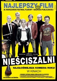 Plakat filmu Nieściszalni przedstawia pięć pewnie stojących osób otoczonych instrumentami muzycznymi, a także pogrubiony żółty i czarny tekst, w tym informację o przyznaniu nagrody i premierze filmu w języku polskim.