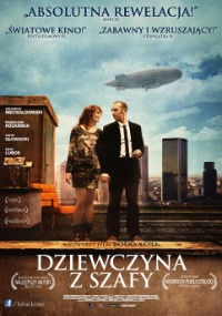 Plakat filmu Dziewczyna z szafy przedstawia mężczyznę i kobietę stojących razem na dachu z miejskimi wieżowcami i sterowcem na niebie. Polski tekst pojawia się na górze i dole obrazu.