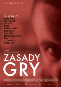 Plakat filmowy w odcieniu czerwieni, przedstawiający częściowe zbliżenie twarzy mężczyzny po prawej stronie. Po lewej stronie nazwiska obsady są wymienione białym tekstem, a tytuł Zasady Gry jest wyraźnie widoczny na dole.