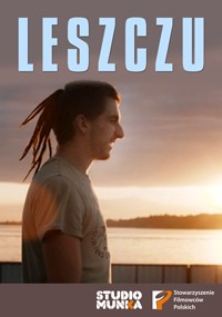 Mężczyzna z długimi dredami stoi z profilu nad zbiornikiem wodnym o zachodzie słońca. Duży tekst u góry brzmi LESZCZU. Loga Studio Munka i Stowarzyszenia Filmowców Polskich znajdują się na dole.
