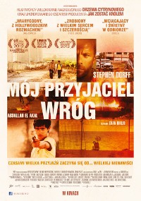Polski plakat filmowy do filmu Mój Przyjaciel Wróg z wizerunkami dwóch mężczyzn, chłopca celującego z broni, pojazdów wojskowych i scen pustynnych. Tytuł i nazwiska aktorów są wyraźnie wyświetlane dużym tekstem.