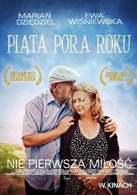 Plakat filmu Piąta Pora Roku przedstawia mężczyznę całującego kobietę w czoło. Oboje są w średnim wieku i stoją blisko siebie. Na plakacie znajduje się polski tekst, loga nagród oraz nazwiska Marian Dziędziel i Ewa Wiśniewska.
