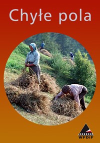 Plakat w języku polskim przedstawiający kobiety w chustach na głowach zbierające siano na trawiastym polu, z drzewami w tle. Tytuł Chyłe pola pojawia się u góry, a logo WFDIF u dołu.