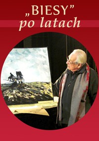 Starszy mężczyzna w okularach i z szalikiem stoi przy sztaludze, na której wisi obraz przedstawiający wiejski krajobraz, pod którym na czerwonym tle widnieje napis BIESY po latach.