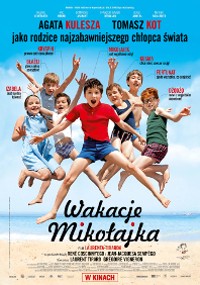 Plakat filmu „Wakacje Mikołajka” przedstawia grupę uśmiechniętych dzieci skaczących na plaży, w tle błękitne niebo. U góry widnieje napisy końcowe filmu w języku polskim.