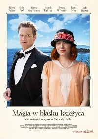 Polski plakat filmowy do Magia w blasku księżyca przedstawia mężczyznę w smokingu i kobietę w brzoskwiniowej sukience i kapeluszu stojących razem na tle błękitnego nieba. Obsada i napisy końcowe są wymienione powyżej i poniżej tytułu.