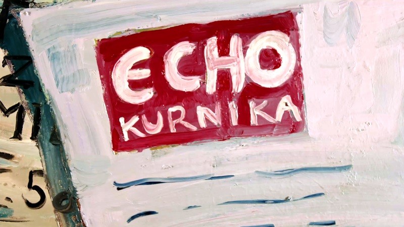 Abstrakcyjny obraz przedstawia czerwono-biały znak z napisem ECHO KURNIKA napisanym pogrubionymi, nierównymi literami, otoczonym teksturowanymi pociągnięciami pędzla i delikatnymi niebieskimi liniami.