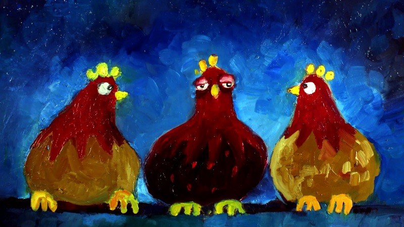 Trzy kreskówkowe kurczaki z czerwonymi i brązowymi piórami siedzą obok siebie na niebieskim, malowanym, teksturowanym tle. Kura w środku wydaje się senna lub niezainteresowana.