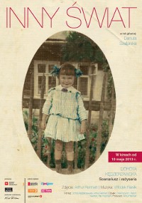 Plakat do filmu Inny Świat ze starą fotografią młodej dziewczyny w sukience z kokardkami we włosach, stojącej na zewnątrz przed drewnianym płotem i domem. Tekst zawiera napisy końcowe filmu i datę premiery.