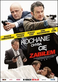 Plakat filmu Kochanie Chyba Cię Zabiłem przedstawiający czterech mężczyzn, dwa celownicze pistolety, inny trzymający papiery i scenę z mężczyzną i kobietą w łóżku. Nazwiska aktorów i tytuł filmu są wyraźnie wyświetlane w języku polskim.