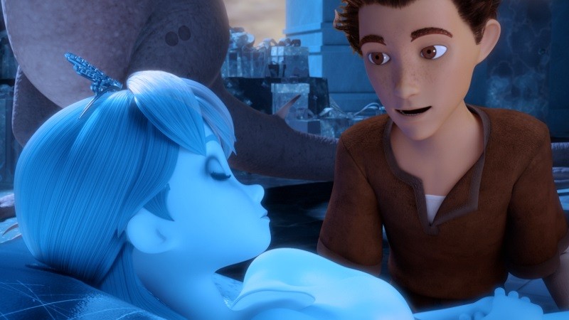 Animowana scena przedstawia młodego mężczyznę o brązowych włosach i brązowej koszuli, pochylającego się nad dziewczyną o niebieskiej skórze i srebrnych włosach, która wydaje się być nieprzytomna lub spać, leżąc z zamkniętymi oczami.