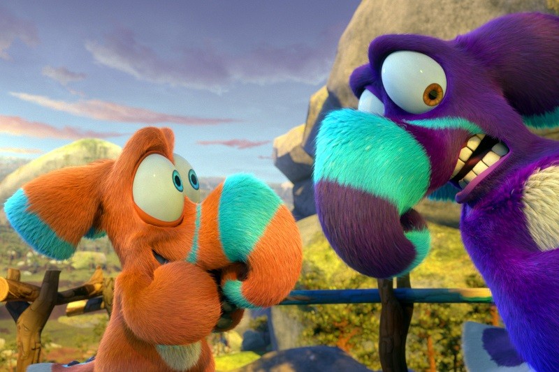 Dwa kolorowe, animowane stworzenia z dużymi oczami i wyrazistymi twarzami stoją blisko siebie na zewnątrz. Jedno jest pomarańczowe i niebieskie, wygląda na zaskoczone, a drugie jest fioletowe i turkusowe, wygląda na zdenerwowane lub przestraszone.