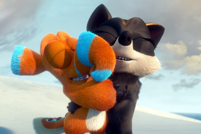 Dwie animowane postacie zwierzęce, jedna pomarańczowo-niebieska, a druga czarno-biała, obejmują się z zamkniętymi oczami i zadowolonymi minami na tle zaśnieżonego nieba.