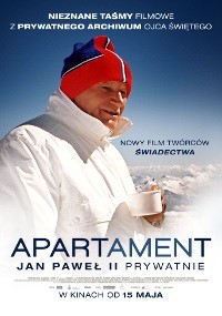 Plakat filmowy do filmu Apartament przedstawia papieża Jana Pawła II na zewnątrz w zimowej kurtce i czerwono-niebieskim kapeluszu, trzymającego kubek i uśmiechniętego, na tle pokrytych śniegiem gór. Na obraz nakłada się tekst w języku polskim.