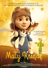 Polski plakat filmowy do Małego Księcia przedstawia animowaną dziewczynkę w goglach lotniczych i szaliku, a w tle postać Małego Księcia stoi na małej planecie. Niebo zdobią gwiazdy.