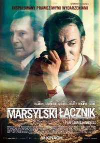 Polski plakat filmowy do filmu Marsylski Łącznik. Widoczni są dwaj poważni mężczyźni w garniturach, jeden na pierwszym planie rozmawia przez telefon, drugi w tle. Poniżej nich widać panoramę miasta i napisy końcowe filmu.
