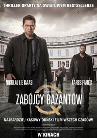Polski plakat filmowy przedstawiający dwóch mężczyzn stojących na dziedzińcu, z tytułem Zabójcy Bażantów dużymi literami. Pojawiają się aktorzy Nikolaj Lie Kaas i Fares Fares, z mroczną, pełną napięcia atmosferą.