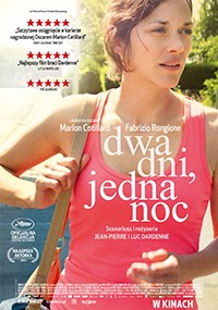 Polski plakat filmowy do filmu Dwa dni, jedna noc przedstawia kobietę w różowym podkoszulku z paskiem torby na ramieniu. Widoczne są oceny gwiazdkowe i tekst po polsku, w tle drzewa i niebo.