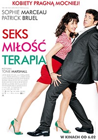 Polski plakat filmowy przedstawiający kobietę w czerwonej sukience i mężczyznę w garniturze; trzyma go za krawat. Pogrubiony tekst brzmi Seks Miłość Terapia, z nazwiskami aktorów i datą premiery na dole.