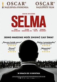 Polski plakat do filmu Selma przedstawia mężczyznę stojącego od tyłu twarzą do tłumu, u góry nagrody i recenzje w języku polskim, a na środku dużymi literami tytuł filmu.