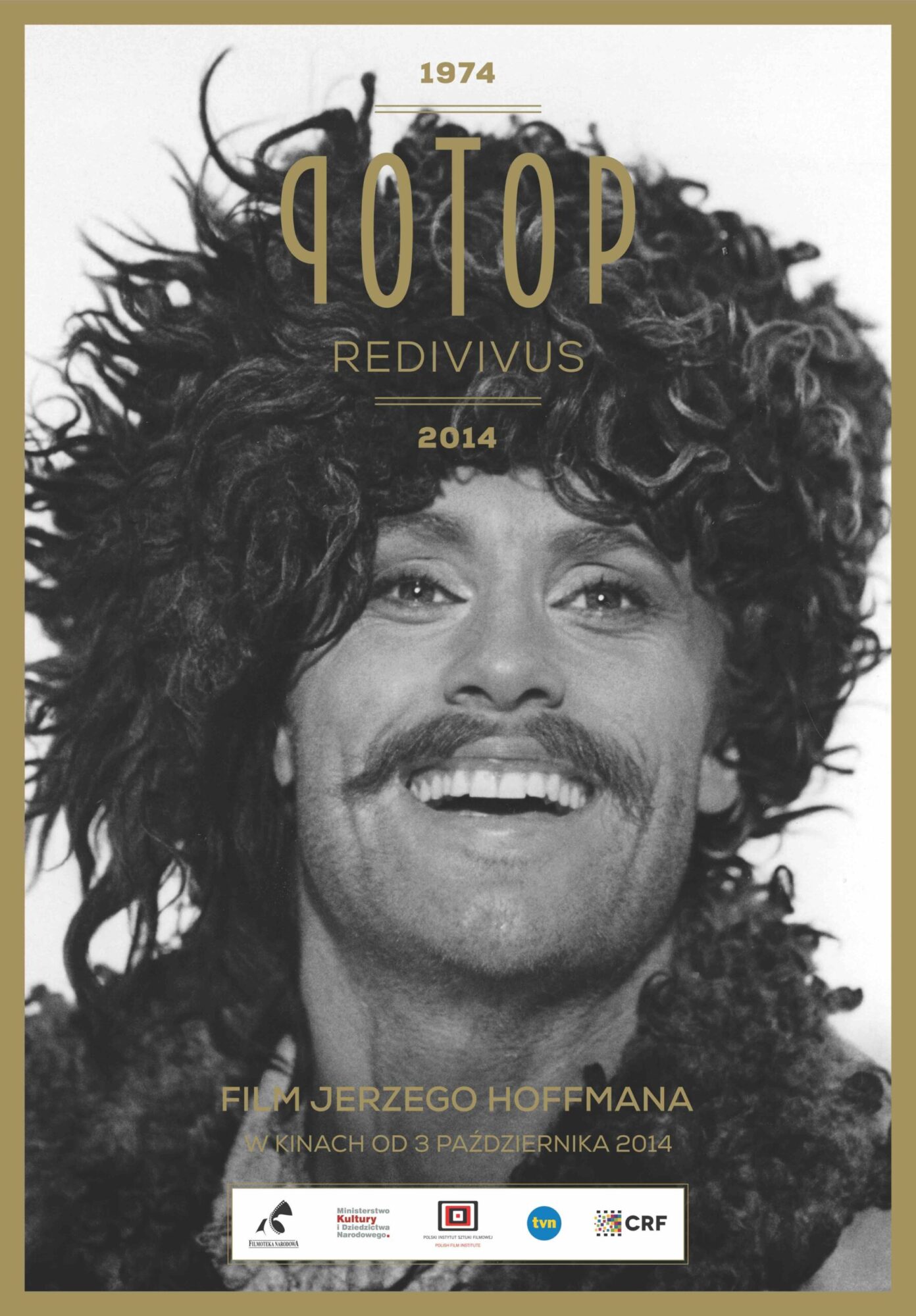 Czarno-białe zdjęcie uśmiechniętego mężczyzny z kręconymi włosami i wąsami, ubranego w futrzaną czapkę i płaszcz. Złota obwódka z tekstem: 1974 Potop Redivivus 2014 i Film Jerzego Hoffmana w języku polskim.
