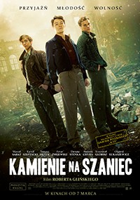 Trzech młodych mężczyzn w ubraniach vintage pewnie stoi przed zniszczonym wojną budynkiem. Polski tytuł filmu Kamienie na Szaniec jest wyświetlany poniżej, wraz z nazwiskami aktorów i datą premiery. Tło jest zadymione i dramatyczne.