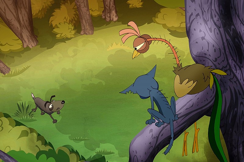 Pies z kreskówki stoi na trawie, patrząc na niebieskiego kota i dużego ptaka z długą szyją siedzącego na gałęzi drzewa. Scena rozgrywa się w żywym, zielonym lesie z drzewami w tle.
