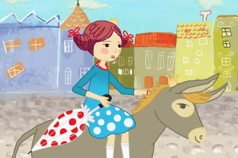 Dziewczynka z kreskówki ma rude włosy, niebieską sukienkę i koronę, a jedzie na osiołku przez kolorowe, magiczne miasteczko z jasnymi budynkami i wzorzystym workiem zawiązanym za nią.