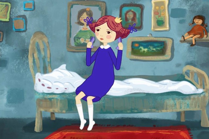 Dziewczynka z rudymi włosami w warkoczykach, ubrana w niebieską sukienkę i małą koronę, siedzi na łóżku w pokoju z obrazami na ścianie i lalką na półce. Pościel jest nieporządnie rozrzucona, a na podłodze leży czerwony dywan.