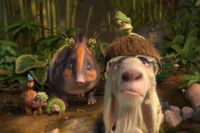 Grupa animowanych zwierząt z dżungli, w tym zrzędliwa koza w kapeluszu ze skorupy kokosa, kameleon na głowie, duży dzik, dwa kolczaste jeże i kolorowe ptaki, stoją razem wśród zielonych roślin i skał.