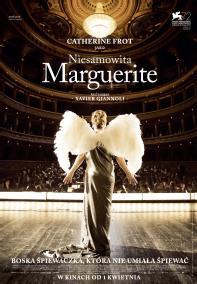 Kobieta ubrana w olśniewającą suknię z anielskimi skrzydłami stoi na scenie naprzeciwko bogato zdobionej widowni teatralnej. Tekst plakatu jest głównie po polsku, a tytuł Niesamowita Marguerite jest widoczny.
