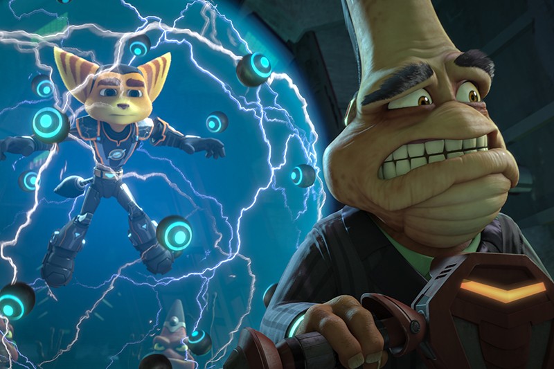 Przypominająca kota postać w futurystycznym kostiumie wisi w powietrzu, otoczona niebieską energią i świecącymi kulami, podczas gdy nerwowy, humanoidalny kosmita z dużym czołem przygląda się temu wszystkiemu, trzymając w ręku urządzenie.