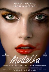 Zbliżenie twarzy kobiety z rozmazanym makijażem, jednym okiem mocno zacienionym, czerwoną szminką rozmazaną. Na plakacie widnieje polski tekst i tytuł Modelka, a także nazwiska aktorów i data premiery.