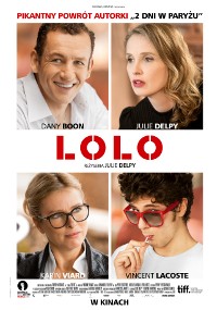 Plakat filmowy Lolo przedstawiający cztery zdjęcia aktorów w osobnych polach: dwóch mężczyzn i dwie kobiety, jedna kobieta w okularach. Tytuł LOLO jest wytłuszczony na czerwono w środku.