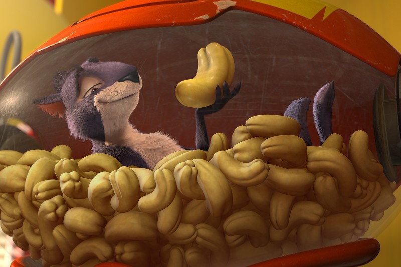 Zadowolona, fioletowa wiewiórka wypoczywa w szklanym pojemniku wypełnionym orzechami nerkowca, trzymając jeden orzech w górze i uśmiechając się pewnie.