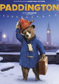 Niedźwiedź w niebieskim płaszczu i czerwonym kapeluszu stoi na śniegu, trzymając walizkę, w tle Big Ben i panoramę Londynu. Na górze obrazu pojawia się słowo Paddington.