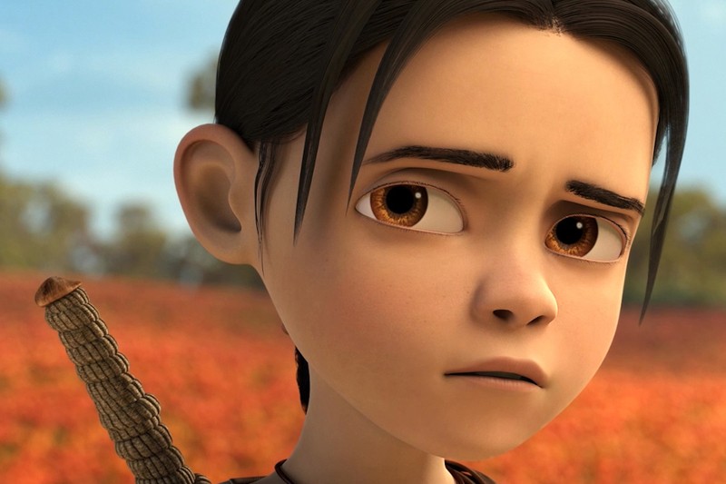 Zbliżenie na zaniepokojone, animowane dziecko o brązowych oczach i ciemnych włosach, stojące na zewnątrz z polem pomarańczowych kwiatów i drzew w tle. Dziecko ma widoczną rękojeść miecza nad jednym ramieniem.